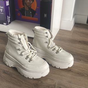 STEVE MADDEN Platform white boots